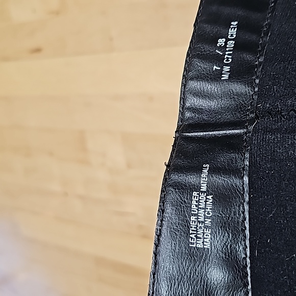 Barely worn pair of b.o.c boots! These are clean and classic. Size 7 - Picture 8 of 9